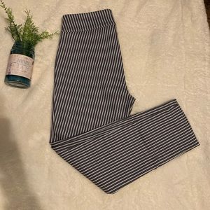 Van heusen  women’s striped pants size 6. Color white with light blue or gray.